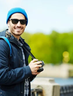 man-with-camera_1098-16382.jpg